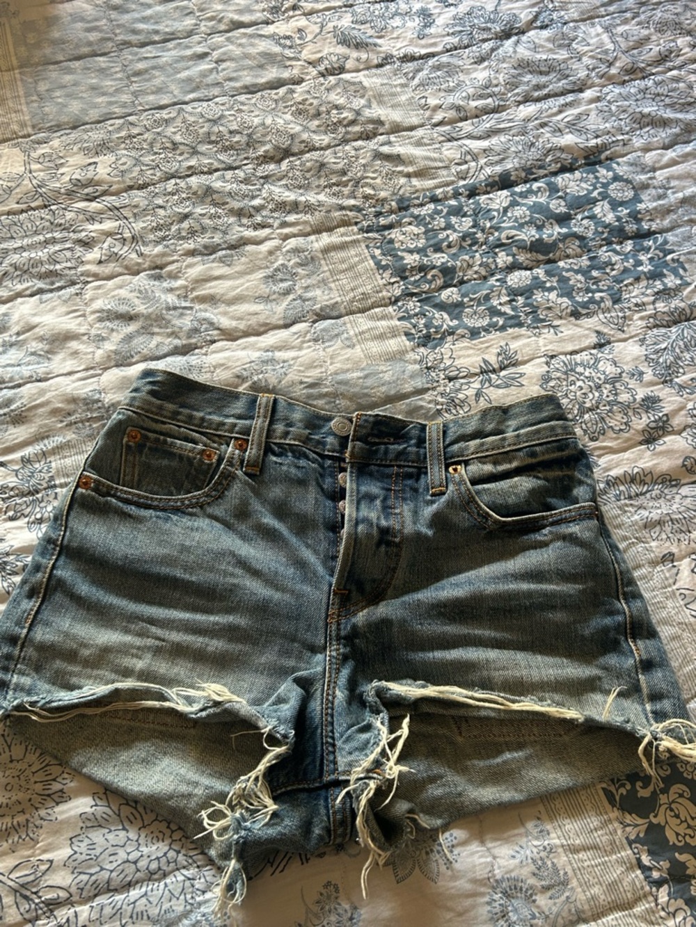 VINTAGE LEVI MINI SHORTS - Picture 4 of 4